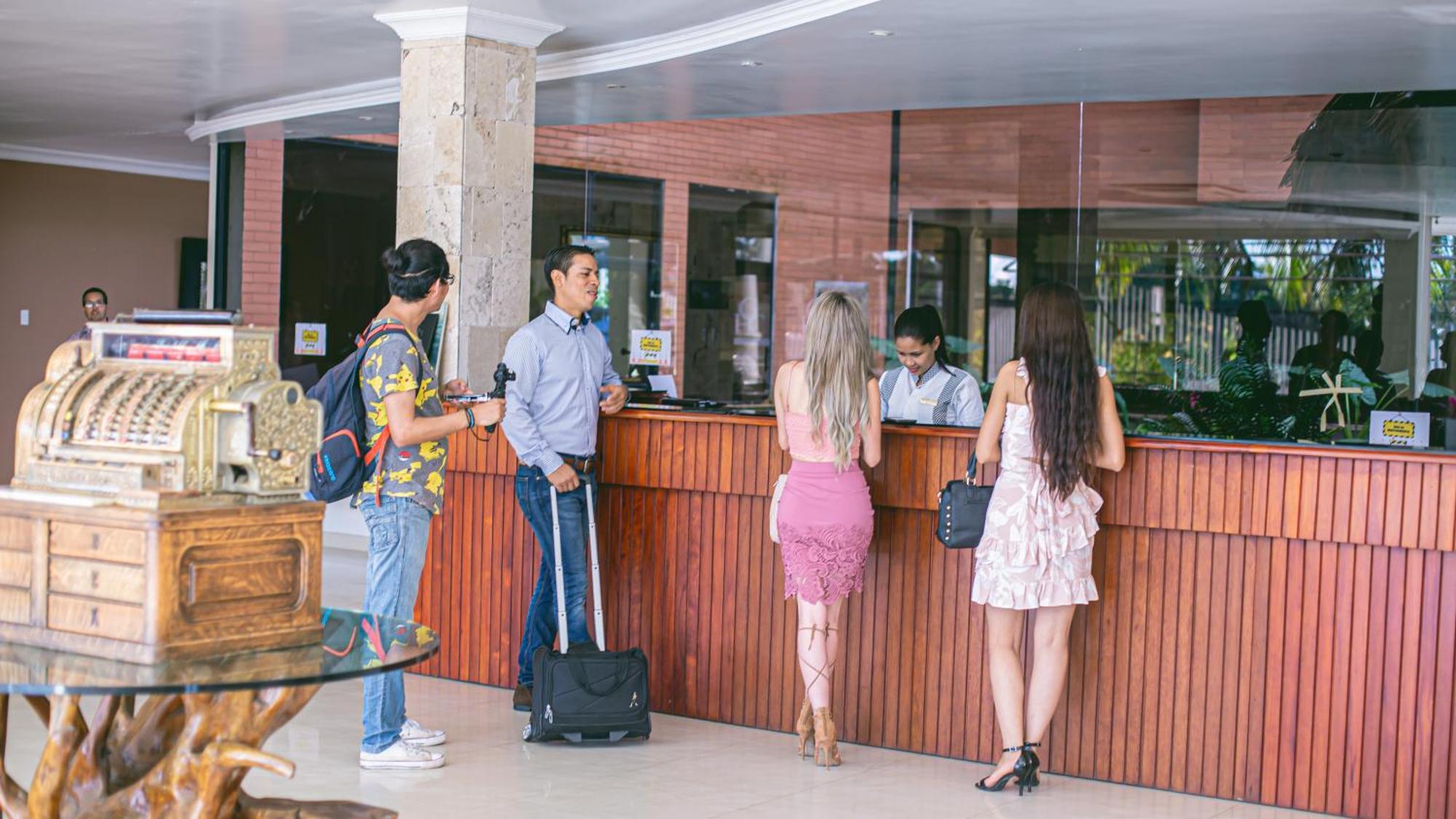 Gran Hotel De Lago - El Coca Puerto Francisco de Orellana 外观 照片